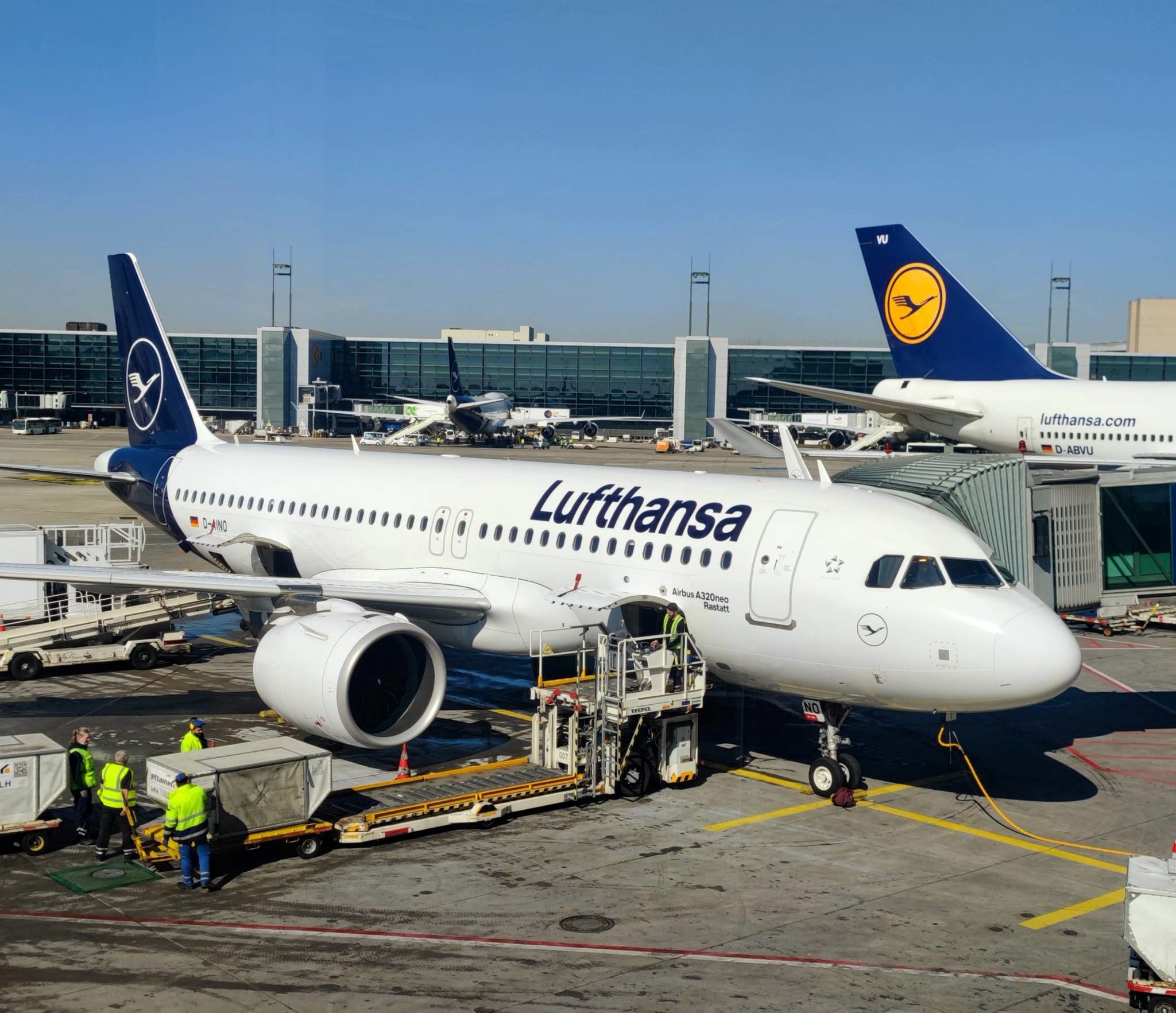 Lufthansas personal går ut i ”varningsstrejk” – ställer in över tusen  flygningar - Travel News